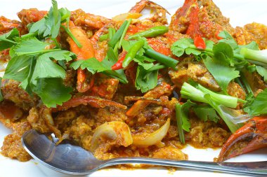 Sarı köri içinde kızartılmış Yengeç.