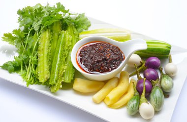 Kızarmış biber ezmesi, sebze ile yemiş