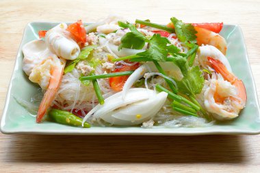 Deniz ürünleri ile erişte baharatlı salata, Tayland gıda