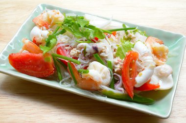 Deniz ürünleri ile erişte baharatlı salata, Tayland gıda