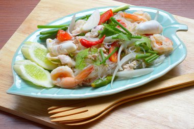 Deniz ürünleri ile erişte baharatlı salata, Tayland gıda