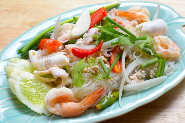 Deniz ürünleri ile erişte baharatlı salata, Tayland gıda