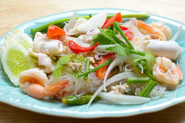 Deniz ürünleri ile erişte baharatlı salata, Tayland gıda