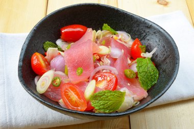 Herb ile baharatlı ton balığı salatası
