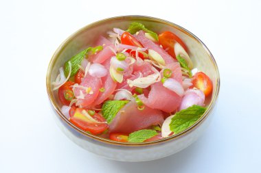 Herb ile baharatlı ton balığı salatası