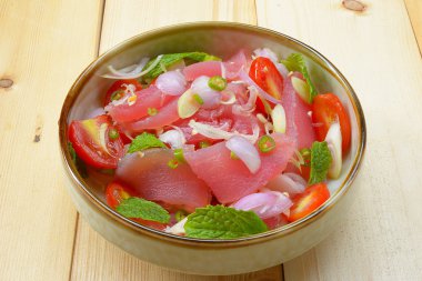 Herb ile baharatlı ton balığı salatası