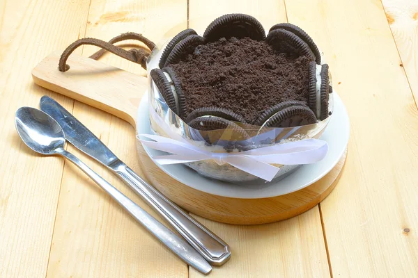 Creamy cheesecake with chocolate cookies and cream biscuits. — Stock Photo, Image