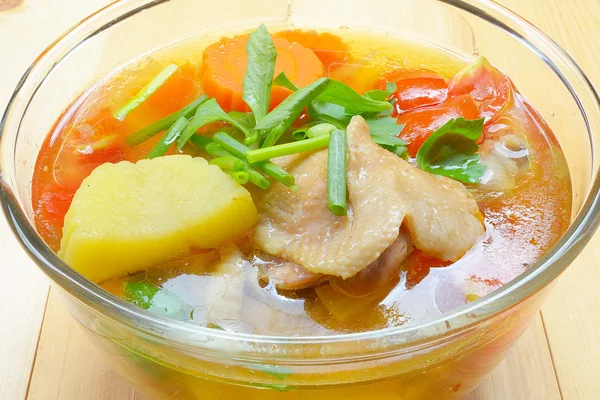 Курячий суп курячий суп з овочами в мисці — стокове фото