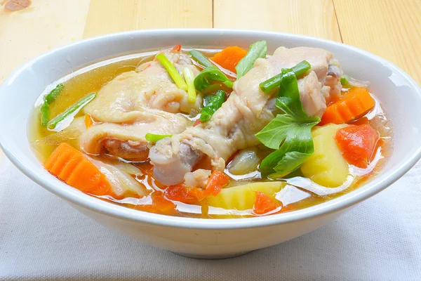 Soupe de poulet Soupe de poulet aux légumes dans un bol — Photo