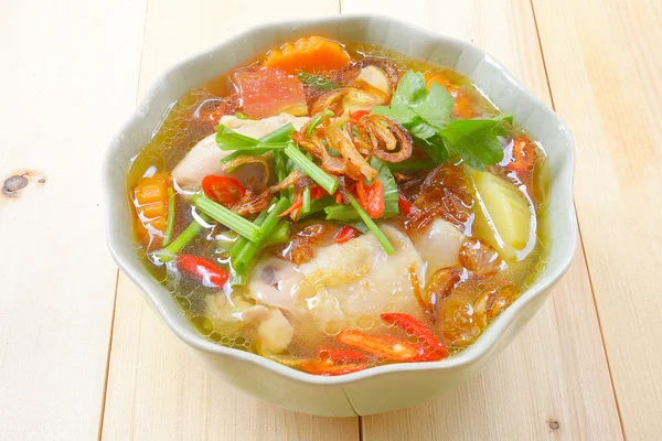 Куриный суп куриный суп с овощами в миске — стоковое фото
