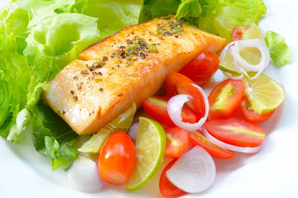 Izgara somon ve yeşil salata.