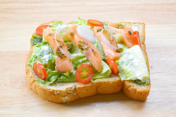 Сэндвичи с лососем и салатом — стоковое фото