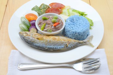 Pilav kızarmış uskumru, haşlanmış yumurta, karides hamur, biber sosu ve sebze, orijinal Tayland gıda.