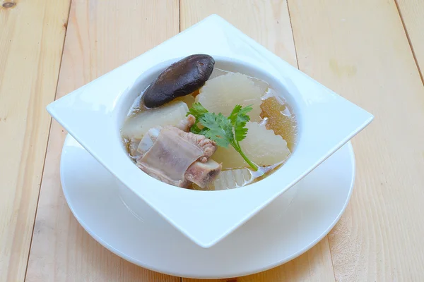 Radis de soupe avec service de porc sur bol — Photo