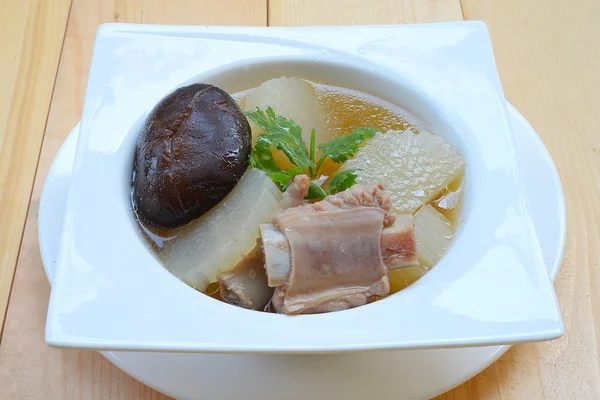 Suppenrettich mit Schweinefleisch auf Schüssel servieren — Stockfoto