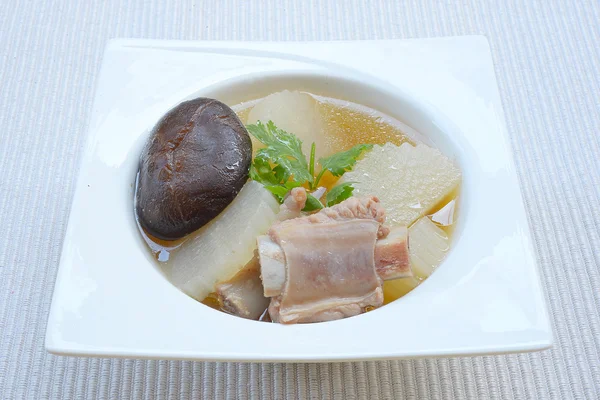 Suppe Rettich mit Schweinefleisch auf Schüssel, thailändisches Essen — Stockfoto