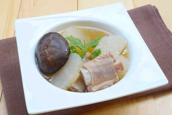 Suppe Rettich mit Schweinefleisch auf Schüssel, thailändisches Essen — Stockfoto