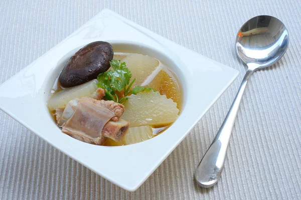 Radis de soupe avec service de porc sur bol, nourriture thaï — Photo