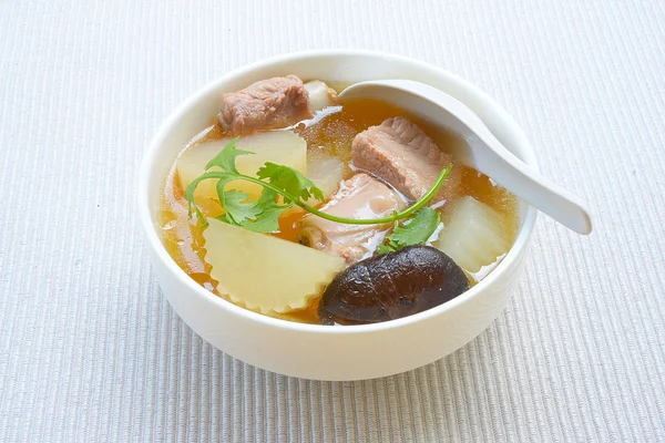 Suppe Rettich mit Schweinefleisch auf Schüssel, thailändisches Essen — Stockfoto