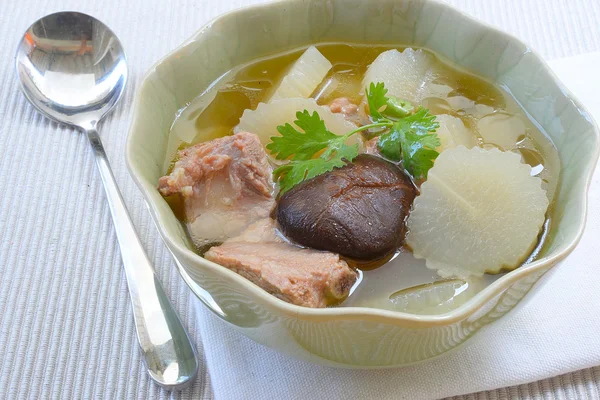 Suppe Rettich mit Schweinefleisch auf Schüssel, thailändisches Essen — Stockfoto