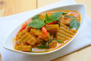 Domuz eti ile kabak köri