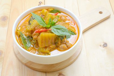 Domuz eti ile kabak köri