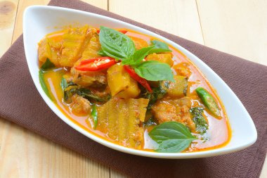 Domuz eti ile kabak köri