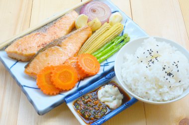 bir dizi Japon tarzı yemek, ızgara somon