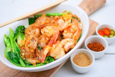 Soya soslu kızarmış pirinç eriştesi.