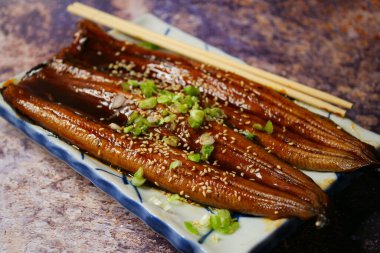 Japon yılan balığı pirinç kasesi ya da Unagi don ile kızartılır.