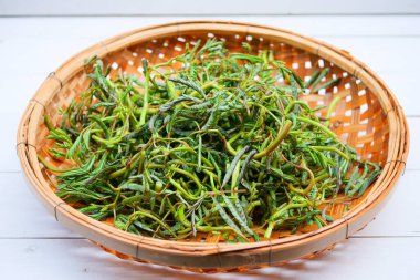 Bambu tepsisinde dilimlenmiş su mimozası..