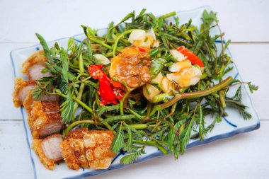 Kızarmış su mimozası ve gevrek domuz eti.