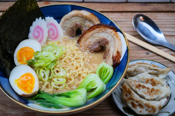 とんこつラーメン日本麺豚骨スープと長州 ストックフォト