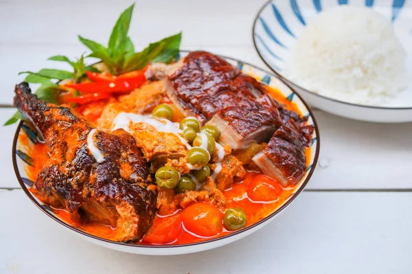 Kari Merah Bebek Panggang Makanan Tradisional Thailand Stok Gambar