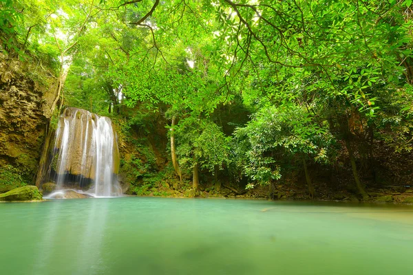 Erawan vízesés, Nemzeti Park, Kranchanaburi, Thaiföld — Stock Fotó