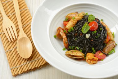 Siyah spagetti baharatlı sosu