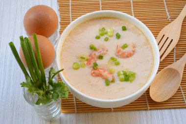 Karides ile haşlanmış yumurta