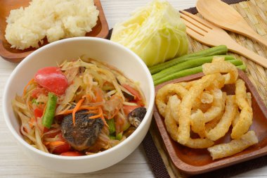 Tay baharatlı papaya salatası