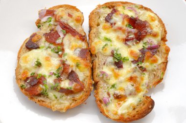 Mozzarella ve pastırma ile pişmiş ekmek