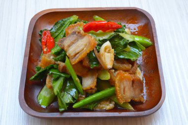 Kızarmış kale gevrek domuz eti ilave edin