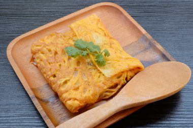 domates soslu yumurta dolması