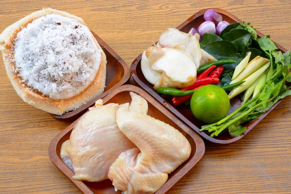 Tay tarzında Hindistan cevizi sütü çorba, tavuk