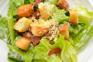 Pastırma ile geleneksel Sezar salatası