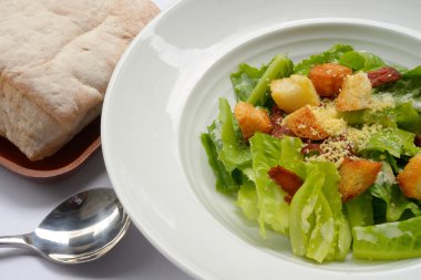 Pastırma ile geleneksel Sezar salatası