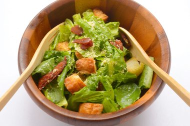 Pastırma ile geleneksel Sezar salatası