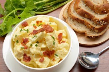 Soğanlı patates salatası