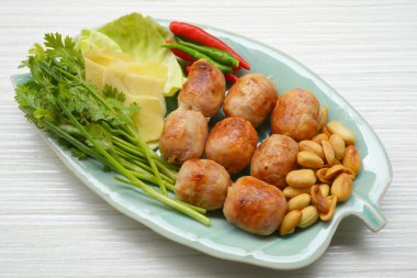 Tayland Isaan gıda taze sebze ile ızgara sosis mi