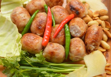 Tayland Isaan gıda taze sebze ile ızgara sosis mi