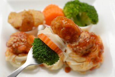 Domates soslu köfteli makarna.