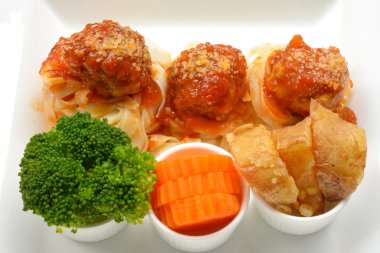 Domates soslu köfteli makarna.